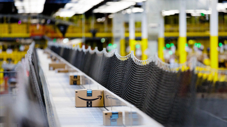 Près de Lyon : la jambe d'un intérimaire écrasée à l'entrepôt Amazon