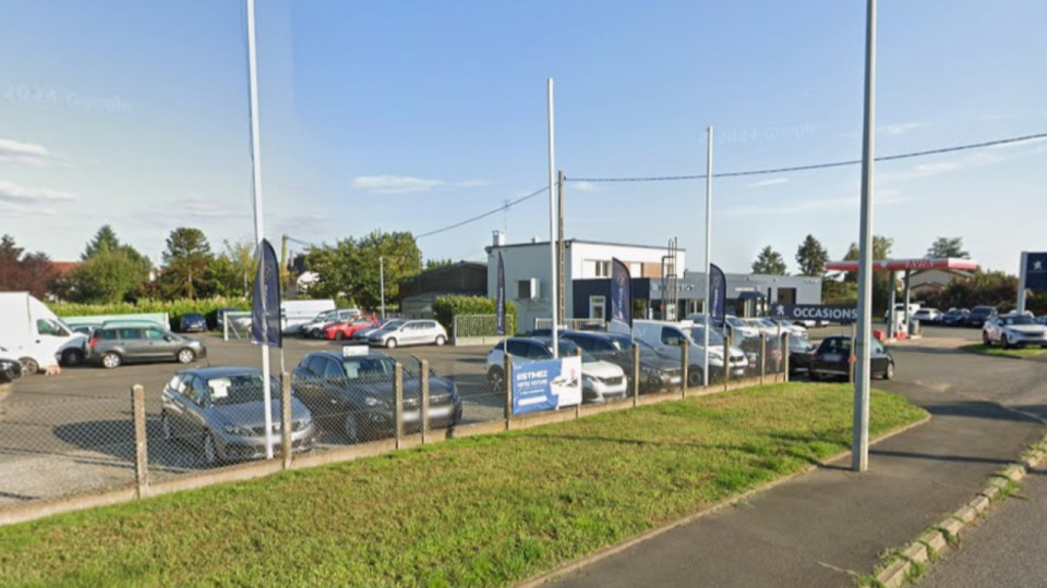 Près de Lyon : une concession victime d'un incendie, 10 voitures partent en fumée