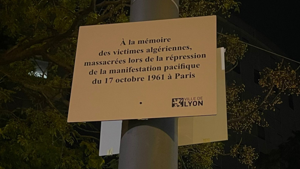 Lyon : une plaque commémorative envers les victimes du massacre du 17 octobre 1961 recouverte par un hommage à Lola