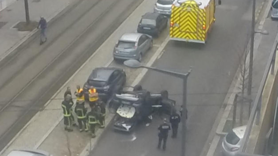 Accident spectaculaire à Lyon : un automobiliste perd le contrôle de sa voiture et termine sur le toit