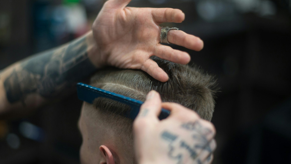 Salons ouverts la nuit, prix au rabais : l'État s’attaque aux dérives du secteur de la coiffure en Auvergne-Rhône-Alpes