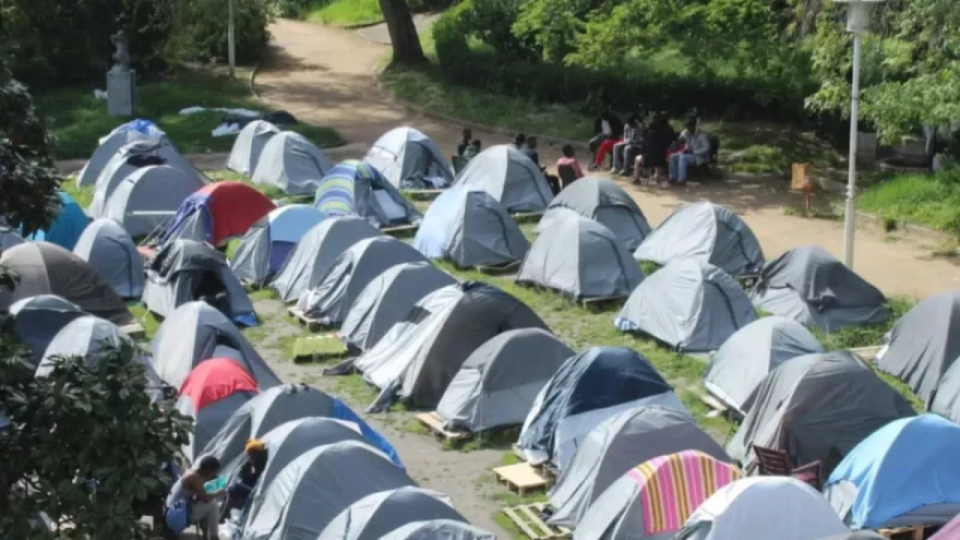 Mineurs isolés à Lyon : le PCF dénonce une "crise humanitaire" au jardin des Chartreux