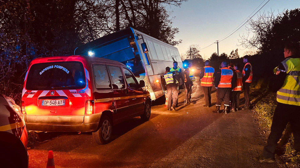 Condeissiat : un car scolaire finit dans le fossé, plus de peur que de mal pour les collégiens