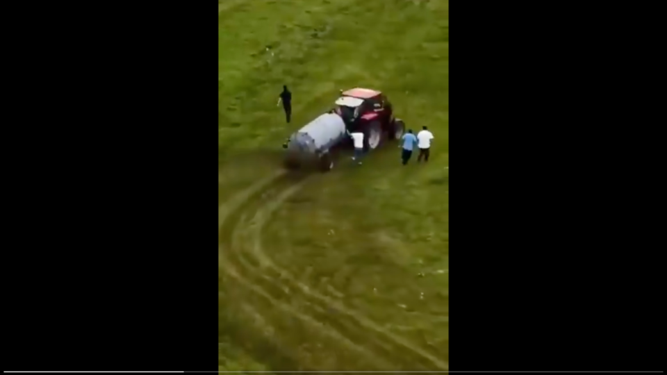Non, la vidéo d'agriculteurs aspergeant du lisier sur des gens du voyage n'a pas été tournée dans l'Ain