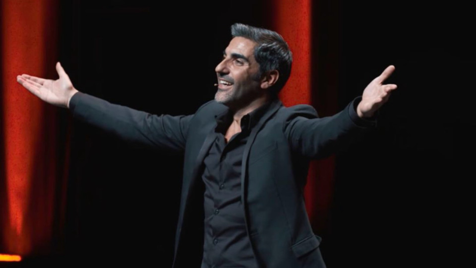 Ary Abittan de retour sur scène à Lyon : "Un show sur la chute et sur comment on se relève"