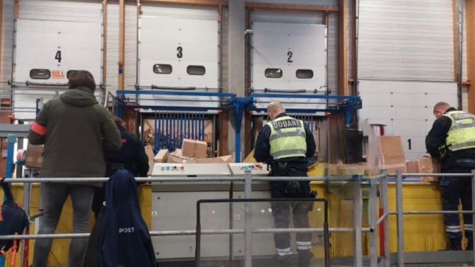 Contrefaçons, drogues, cosmétiques : ce que les douanes ont découvert dans des entrepôts près de Lyon