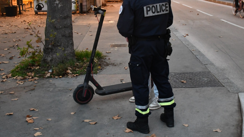 Villefranche-sur-Saône : après avoir blessé des policiers en les percutant avec sa trottinette, il plaide la déficience visuelle