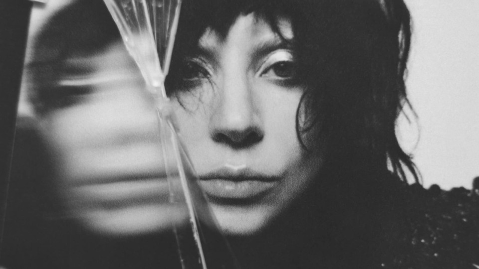 L'hommage émouvant de Lady Gaga aux victimes des attentats du 13 novembre lors de son premier concert à Lyon