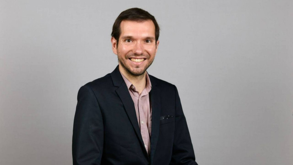 Suspendu par les Verts, cet élu de la Métropole de Lyon rebondit chez Aymeric Caron