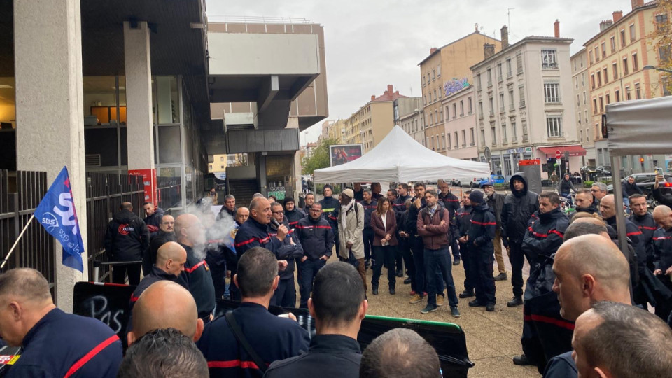 "Pompiers cherchent élus responsables" : au pied de la Métropole de Lyon, les soldats du feu relancent la pression