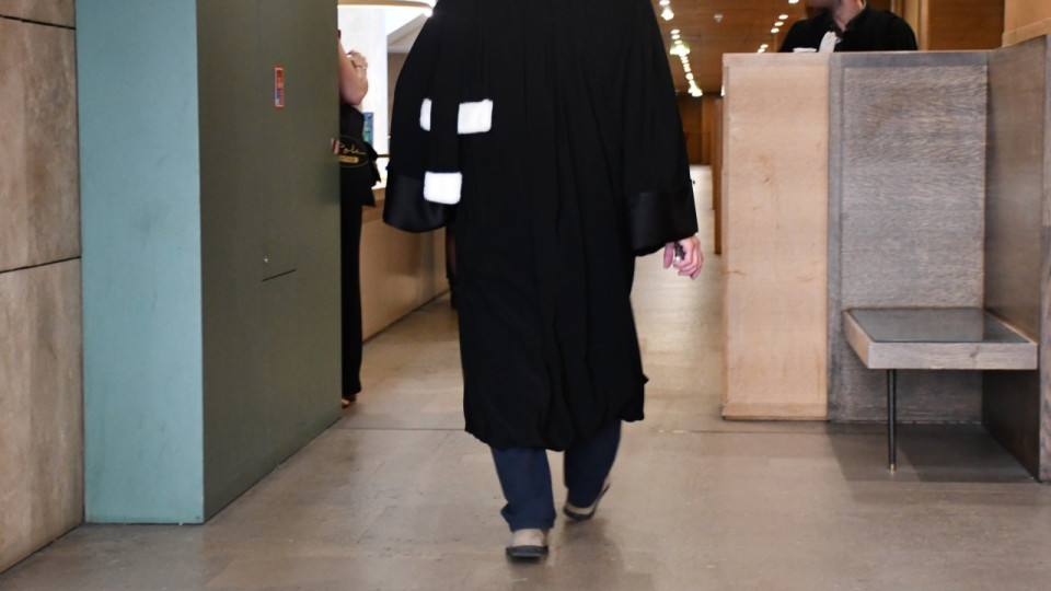 Près de Lyon : la locataire frappe la fille de ses propriétaires puis se jette au sol pour faire croire qu'elle est la victime