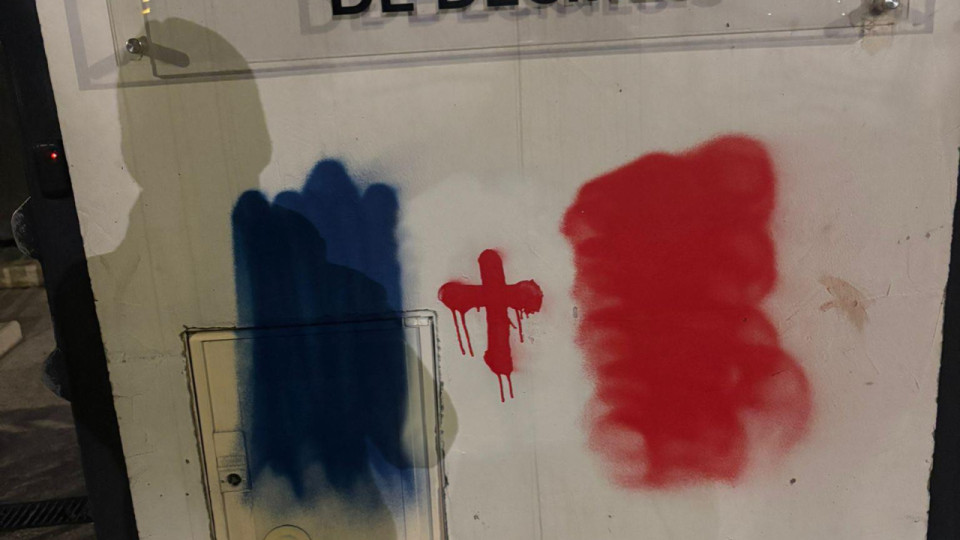 Drapeaux français tagués sur une mosquée près de Lyon : l'Etat appelé à la rescousse face à "la montée inquiétante de l’islamophobie"