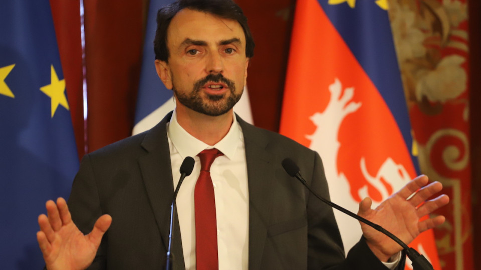 Malaise de Grégory Doucet : les voeux de rétablissement de certains adversaires, silence chez les écologistes