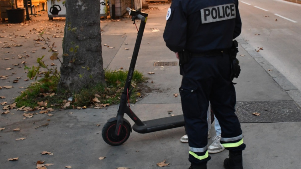 Villeurbanne : un policier percuté et un jeune grièvement blessé lors d’une fuite à trottinette
