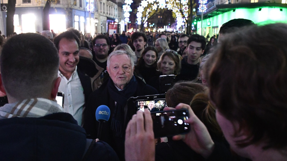 Selfies, critiques et courtisans : Jean-Michel Aulas a déambulé dans les rues de Lyon pour le dernier jour de la Fête des Lumières