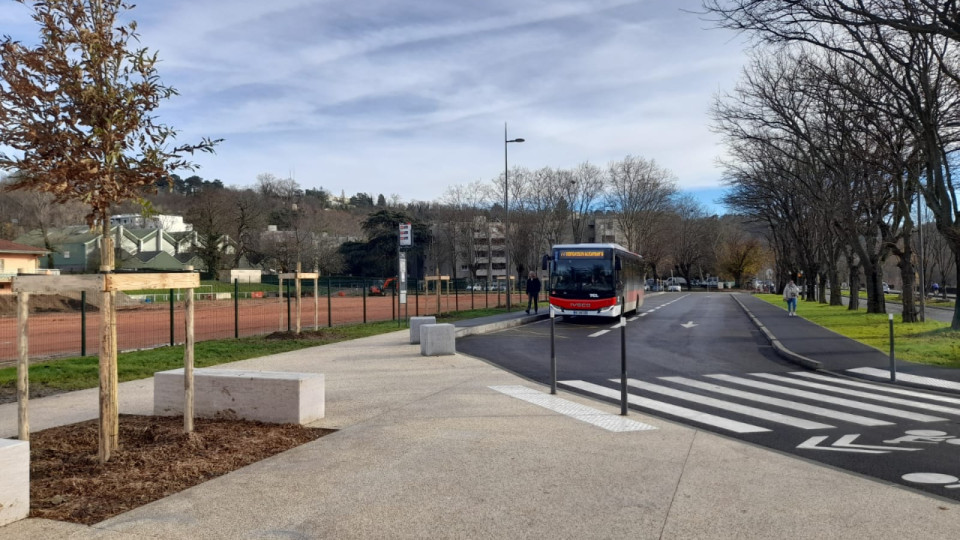 Fontaines-sur-Saône : le collège Jean-de-Tournes inaugure son nouveau parvis et son budget participatif