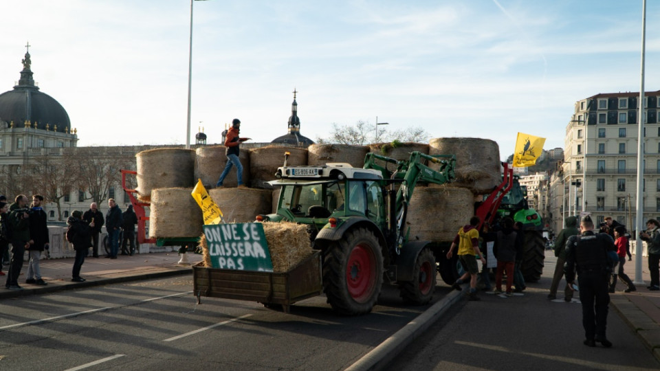 Agriculteurs en col&egrave;re &agrave; Lyon : plus de 400 manifestants dans la rue, le pont Wilson coup&eacute; &agrave; la circulation