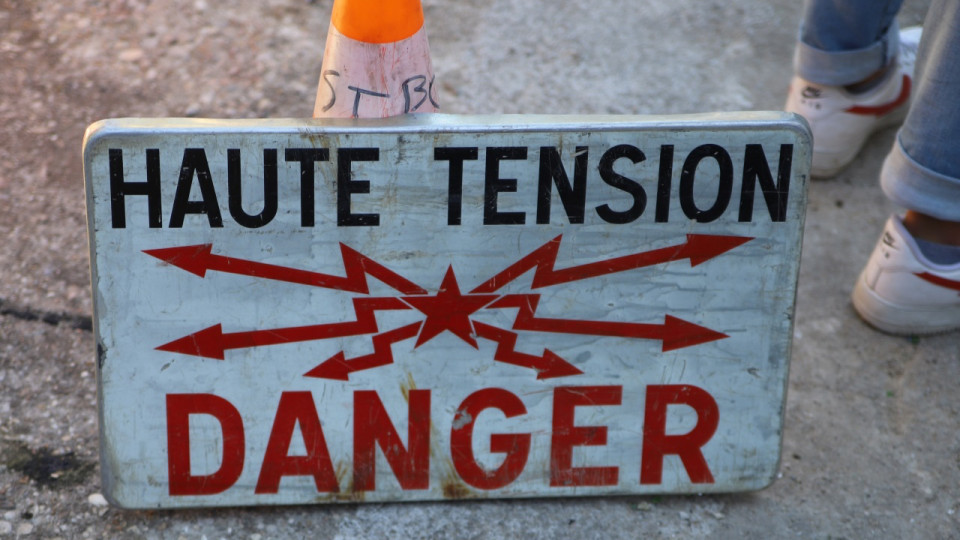 Une voiture percute un poteau &eacute;lectrique, tout un secteur priv&eacute; de courant&nbsp;pr&egrave;s de Lyon