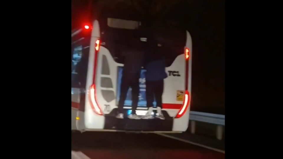Pr&egrave;s de Lyon : deux hommes accroch&eacute;s &agrave; l'arri&egrave;re d'un bus sur la M6, la pr&eacute;f&egrave;te condamne