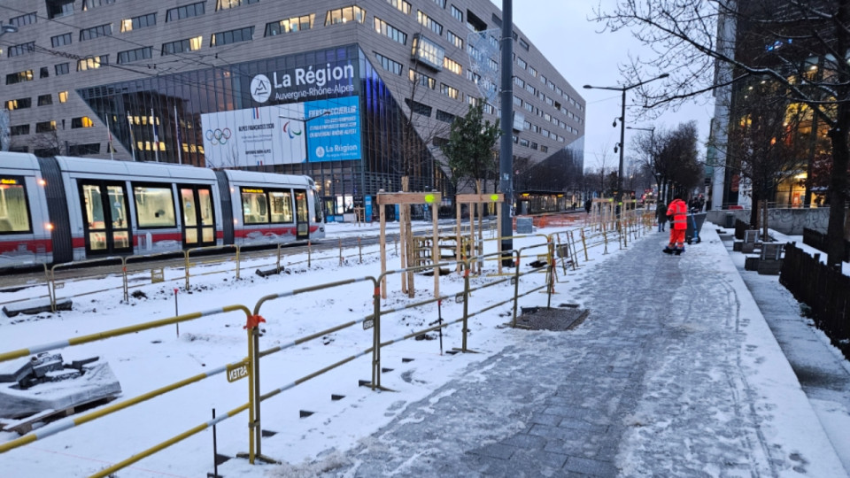 La neige tient sur la route, le r&eacute;seau TCL perturb&eacute; : prudence &agrave; Lyon et dans son agglom&eacute;ration