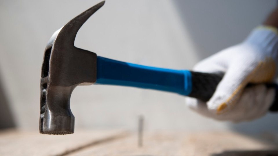 Pr&egrave;s de Lyon : il agresse un homme &agrave; coups de marteau avant de se pendre dans la rue