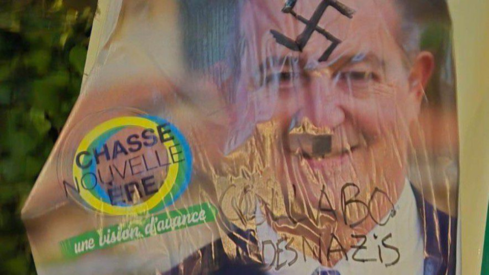 Tags nazis sur une affiche &eacute;lectorale pr&egrave;s de Lyon : le maire d&eacute;pose plainte apr&egrave;s une vandalisation