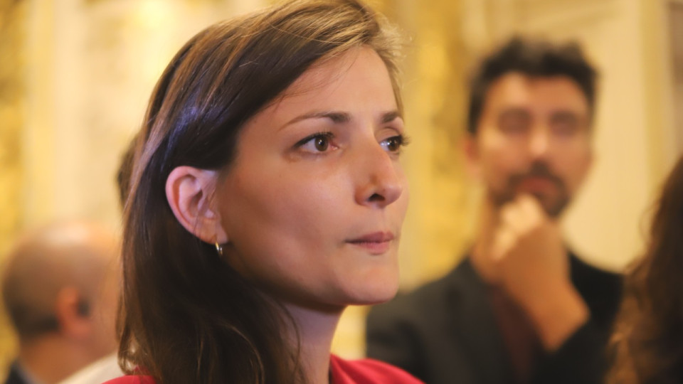 T&ecirc;te de liste aux m&eacute;tropolitaines, la d&eacute;put&eacute;e Marie-Charlotte Garin contourne-t-elle les r&egrave;gles de son parti ? Le maire d'Ecully la d&eacute;nonce