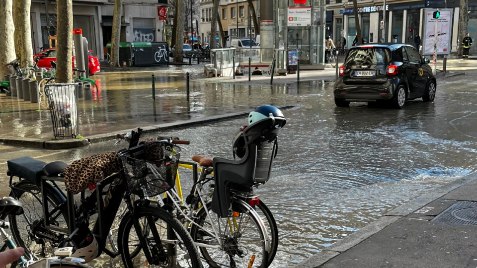 Lyon : la canalisation rompt, la rue Vend&ocirc;me inond&eacute;e