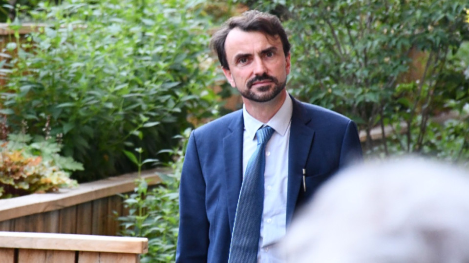 Entretien muscl&eacute; avec le patron du Medef ? "Il est reparti avec la chemise d&eacute;chir&eacute;e !" moque Gr&eacute;gory Doucet