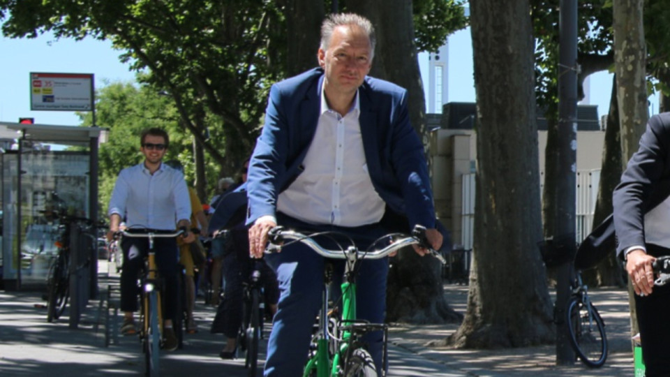 Bruno Bernard veut frapper fort : 2000 V&eacute;lo&rsquo;v &eacute;lectriques et 100 km de nouvelles pistes annonc&eacute;s pour la M&eacute;tropole de Lyon