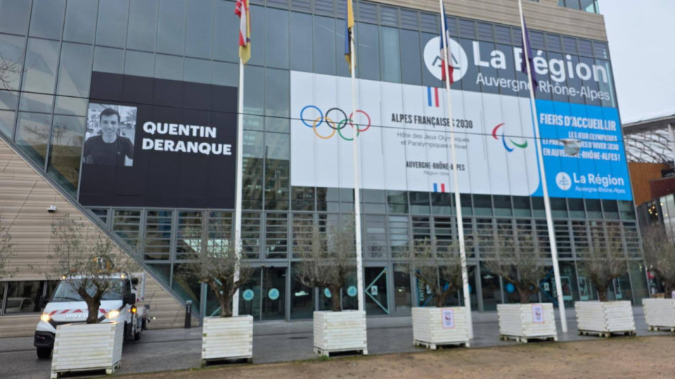 Le portrait de Quentin Deranque install&eacute; sur la fa&ccedil;ade de l'H&ocirc;tel de R&eacute;gion &agrave; Lyon