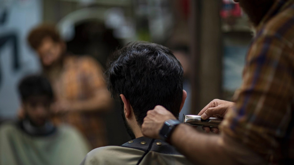 Pr&egrave;s de Lyon : une coupe de cheveux en cours&hellip; puis l&rsquo;arriv&eacute;e des policiers va tout faire basculer