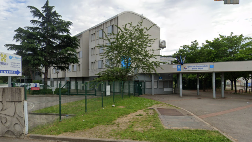 Bron : un adolescent poignard&eacute; pr&egrave;s de son lyc&eacute;e, l&rsquo;agresseur en fuite
