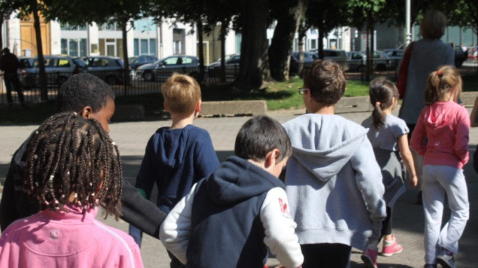 Furieux de devoir attendre qu'une classe d'&eacute;coliers traverse la route, il blesse la directrice : il &eacute;cope d'une amende avec sursis &agrave; Villefranche-sur-Sa&ocirc;ne