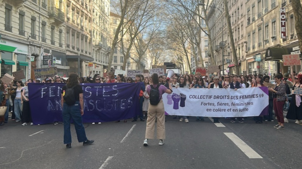 Manifestation f&eacute;ministe &agrave; Lyon : pr&egrave;s de 10 000 personnes d&eacute;filent pour le 8-Mars