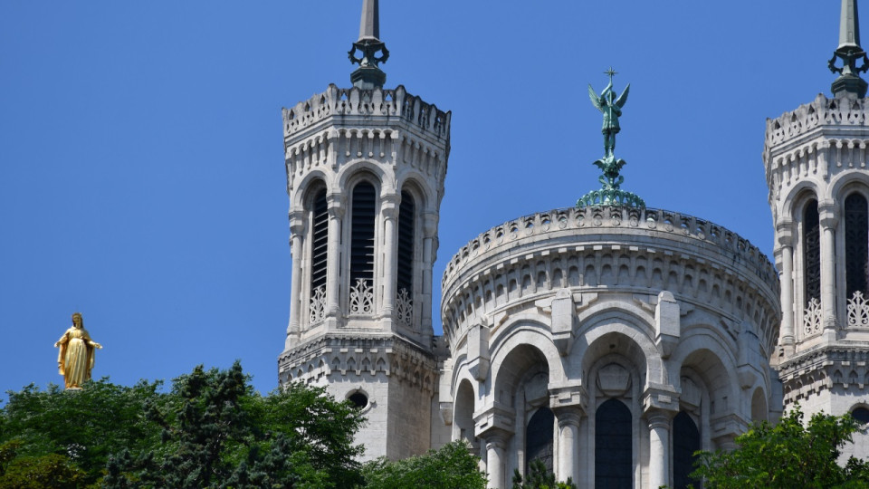 Lyon : les tours de Notre-Dame de Fourvi&egrave;re entrent en restauration jusqu&rsquo;en 2027