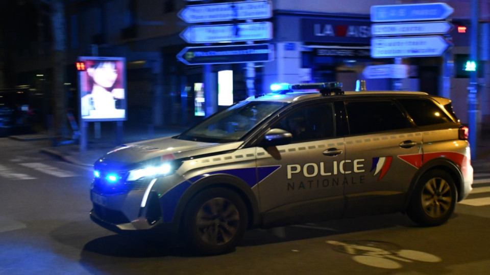 Lyon : il &eacute;claire les voitures avec son t&eacute;l&eacute;phone avant de passer &agrave; l&rsquo;action sous les yeux de la police