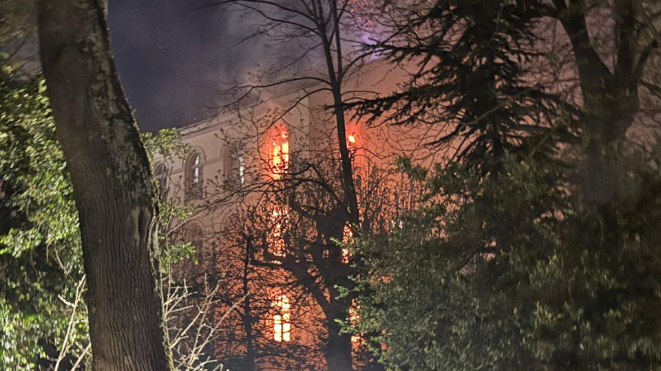 Les flammes ravagent cet &eacute;tablissement sur les pentes de la Croix-Rousse : l'internat des Chartreux victime d'un incendie &agrave; Lyon