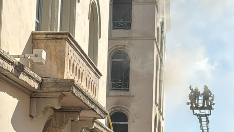Incendie toujours en cours aux Chartreux &agrave; Lyon : l'intervention des pompiers est "complexe" et va "durer longtemps"