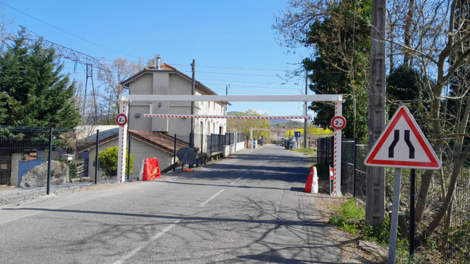 Rh&ocirc;ne : le portique du pont de Chazay-d&rsquo;Azergues remis en place apr&egrave;s les d&eacute;gradations