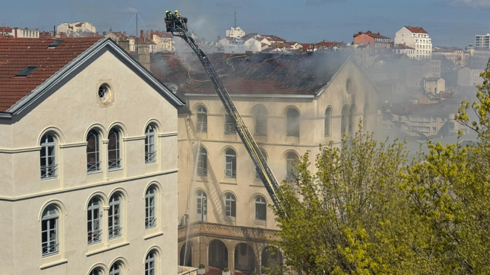 Premi&egrave;re nuit sans reprise du feu aux Chartreux &agrave; Lyon, la d&eacute;construction du b&acirc;timent touch&eacute; par l'incendie se poursuit