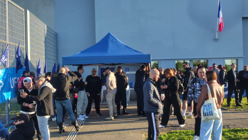 Une prison surpeupl&eacute;e : les surveillants p&eacute;nitentiaires bloquent la prison de Lyon-Corbas