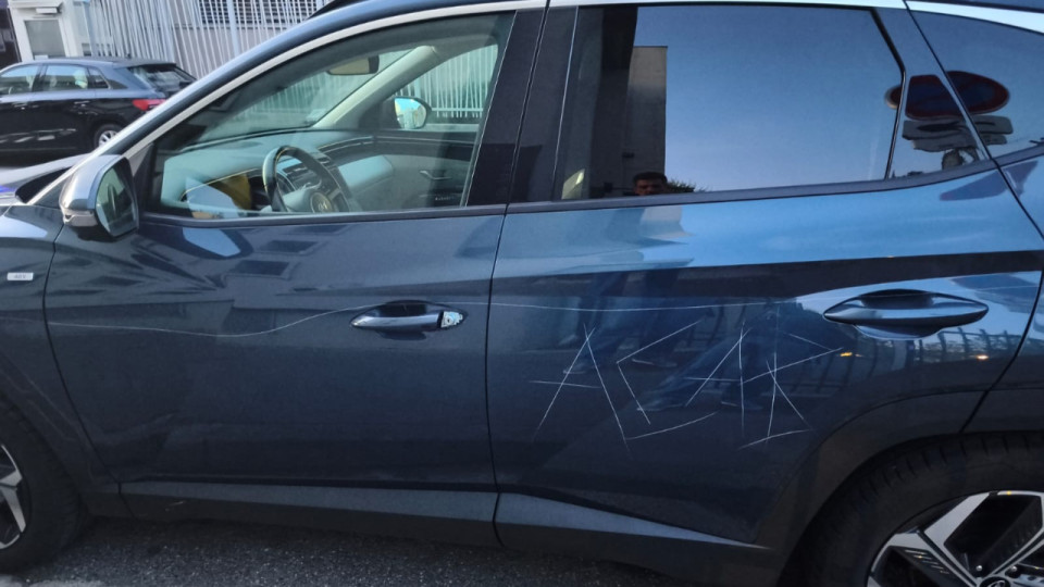 Pr&egrave;s d&rsquo;un commissariat &agrave; Lyon, des policiers d&eacute;couvrent leurs voitures vandalis&eacute;es