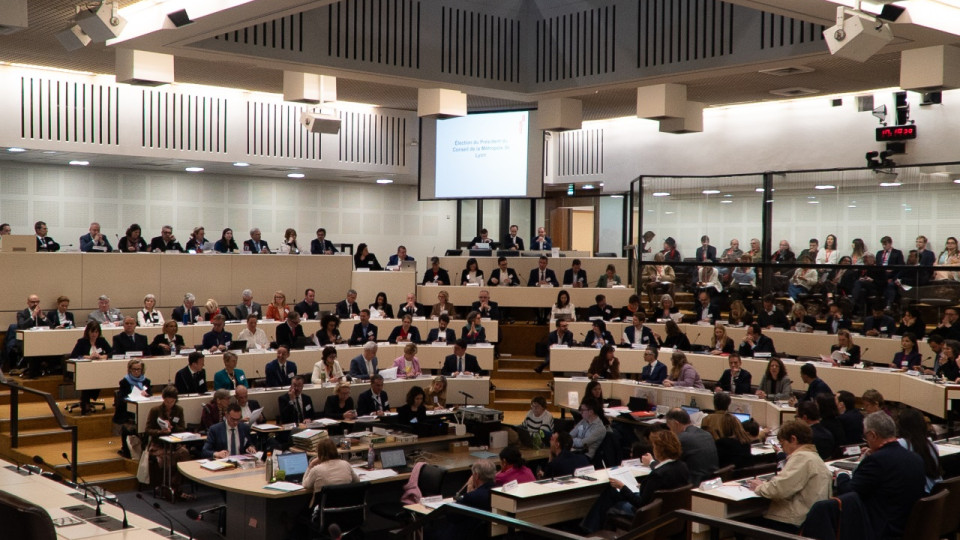 Pas de groupes PCF et LFI &agrave; la M&eacute;tropole de Lyon ? Pourquoi la nouvelle r&egrave;gle fait pol&eacute;mique &agrave; gauche