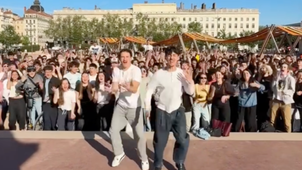 Un 6-7 g&eacute;ant place Bellecour &agrave; Lyon : le duo Marrant Club repousse encore les limites du possible