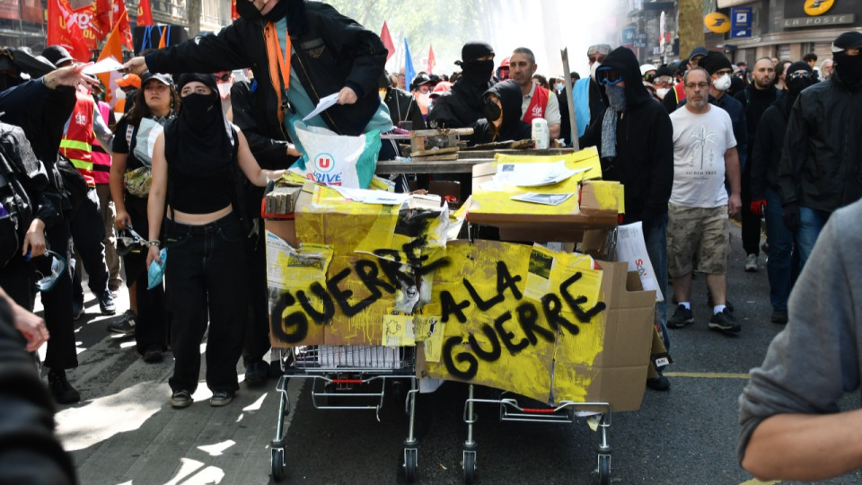 Manifestation du 1er mai &agrave; Lyon : ce chariot-arbal&egrave;te digne de Mad Max tirait des mortiers sur les forces de l'ordre
