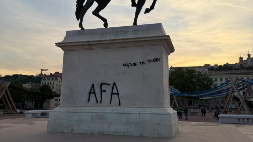Tags antifas sur la statue de Louis XIV &agrave; Lyon : la droite s&rsquo;indigne, la gauche lui rappelle de nettoyer