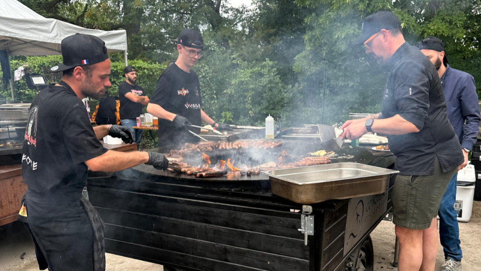 3,4 tonnes de viande cuisin&eacute;es et servies : &agrave; Oullins, le record du plus long barbecue largement battu !