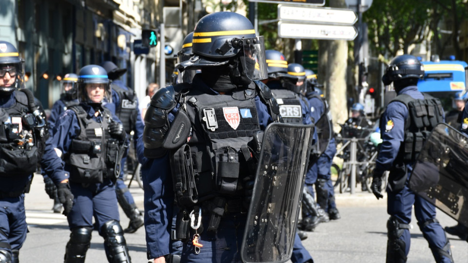 D&eacute;bordements du 1er-Mai &agrave; Lyon : poignet cass&eacute; pour un policier suite &agrave; un jet de projectile