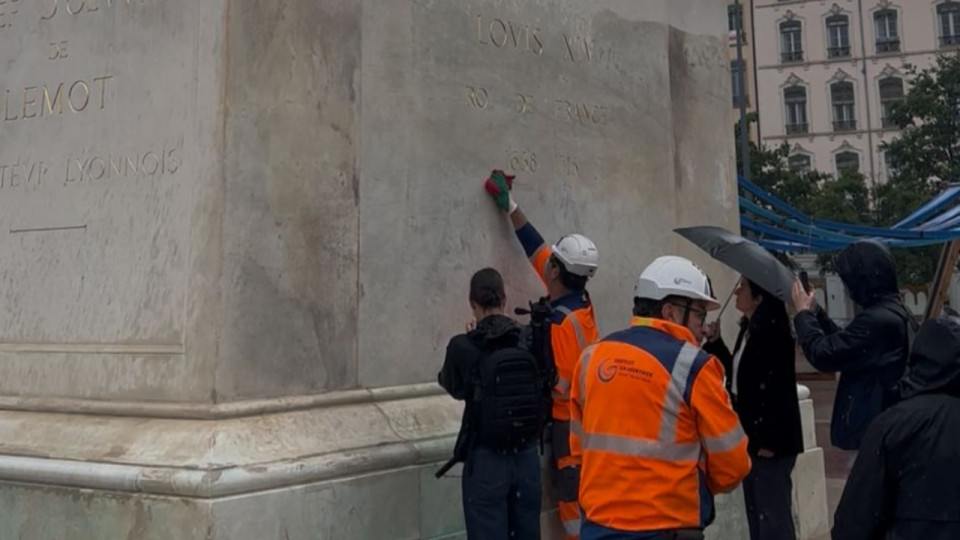 La statue de la place Bellecour d&eacute;j&agrave; d&eacute;tagu&eacute;e par la M&eacute;tropole de Lyon : "Les auteurs doivent payer"